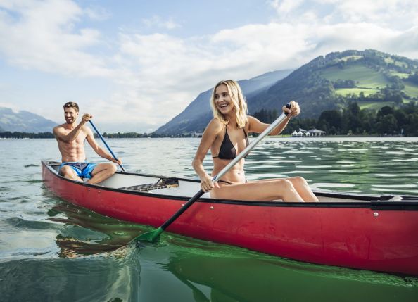 Badeausflug im Sommer mit dem Ruderboot am Zeller See - Swimming trip in summer with a rowing boat on lake Zell (c) Zell am See-Kaprun Tourismus