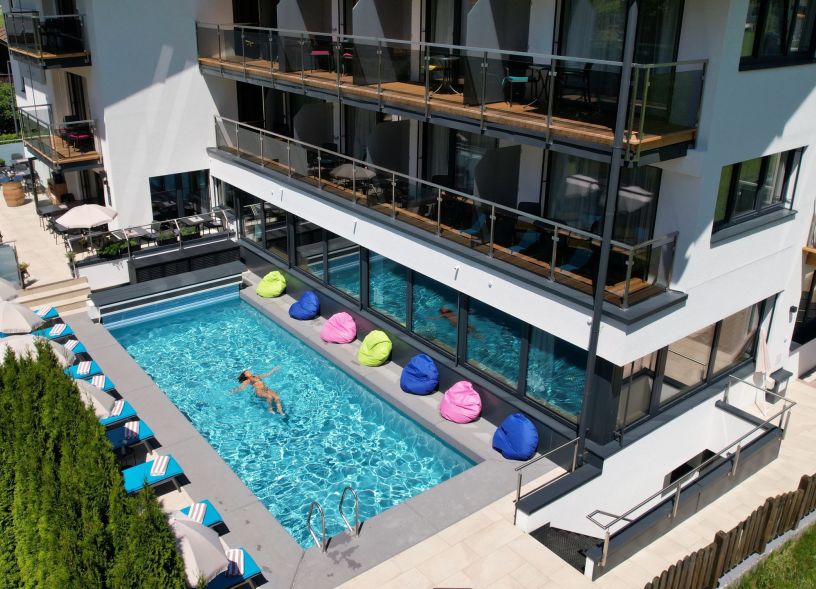 Outdoor Pool im Hotel Sonnblick in Kaprun im Sommer