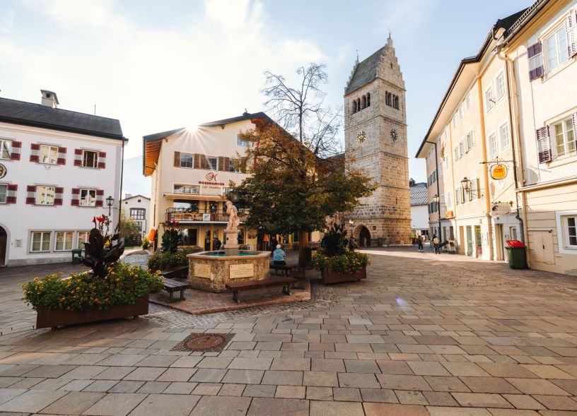 Herbst am Stadtplatz Zell am See – Goldene Momente in der Alpenstadt