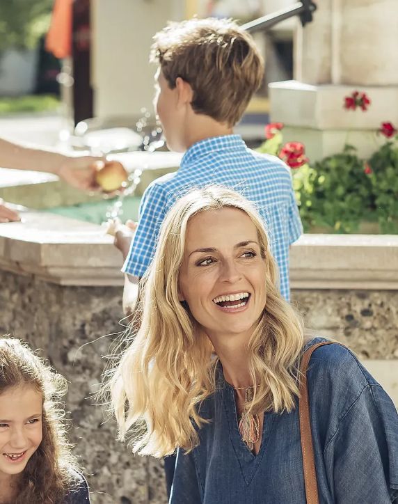 pause-am-stadtbrunnen-take-a-break-at-the-fountain-c-zell-am-see-kaprun-tourismus-original-2