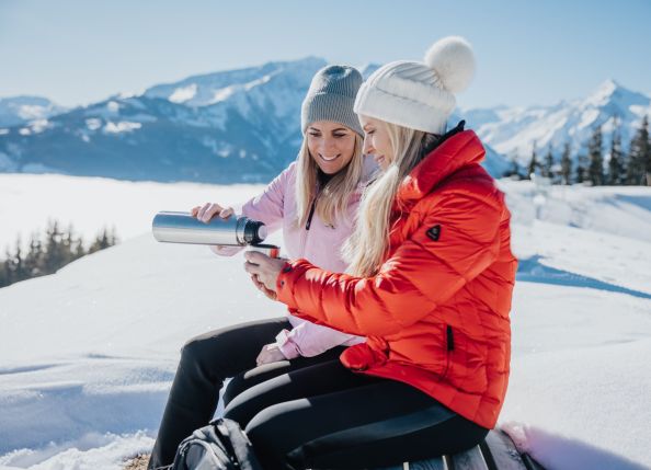 Pause beim Winterwandern auf der Schmittenhöhe - Break during winter hiking on the Schmittenhöhe (c) Zell am See-Kaprun Tourismus_original