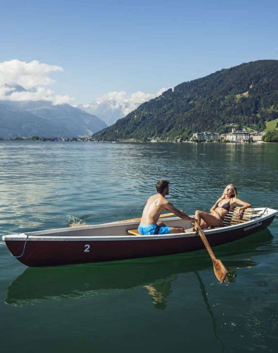 Sonne genießen beim Ausflug mit dem Ruderboot - Enjoying the sun during a rowing boat trip (c) Zell am See-Kaprun Tourismus