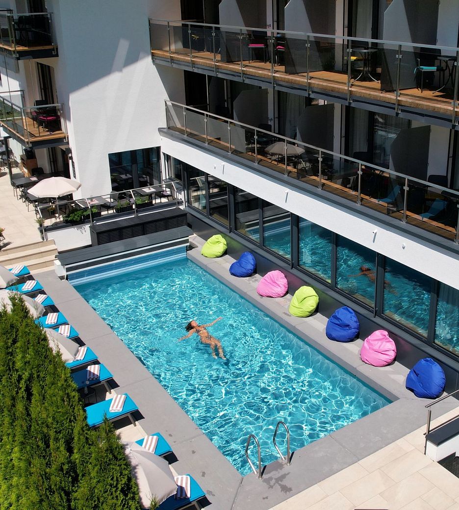 Outdoor Pool im Hotel Sonnblick in Kaprun im Sommer