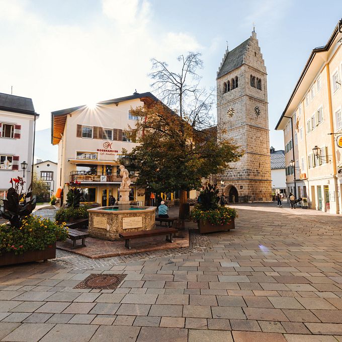 Herbst am Stadtplatz Zell am See – Goldene Momente in der Alpenstadt