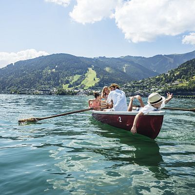 ruderboot-ausflug-am-zeller-see-mit-der-ganzen-familie-rowing-boat-tour-on-lake-zell-with-the-whole-family-c-zell-am-see-kaprun-tourismus-2