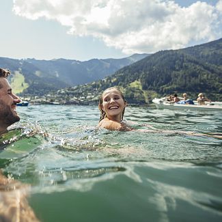 Badespaß im glasklaren Zeller See - Swimming fun in the crystal clear lake Zell (c) Zell am See-Kaprun Tourismus